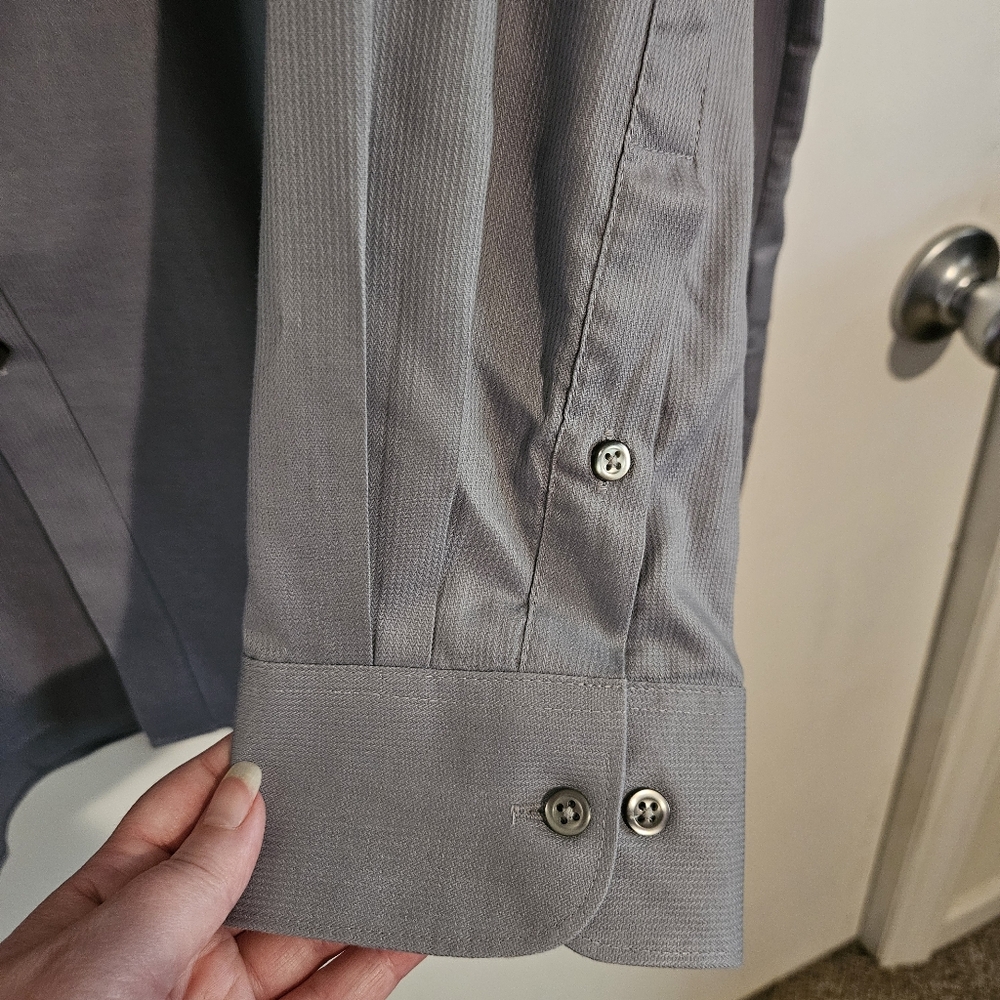 Van Heusen Size 17.5 (34-35) Classic Fit Pin Cord Button Down Shirt - Picture 5 of 8